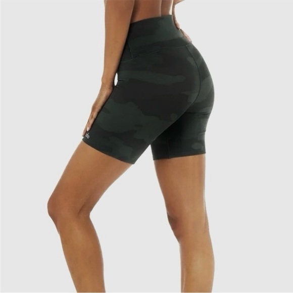Alo 7" High-Waist Vapor Short, Black Camouflage - Picture 5 of 11
